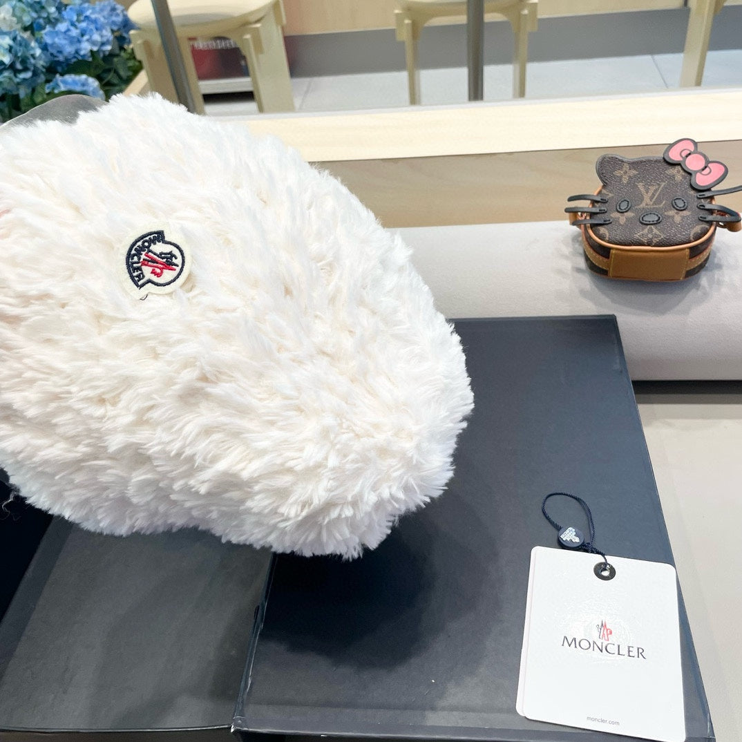 MONCLER BUCKET HAT IN WHITE FLEECE 435040