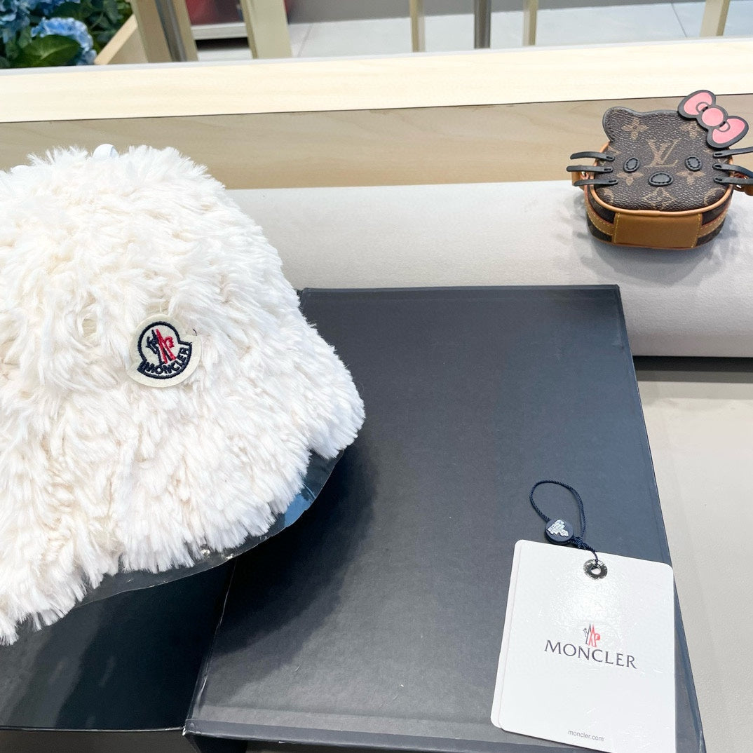 MONCLER BUCKET HAT IN WHITE FLEECE 435040