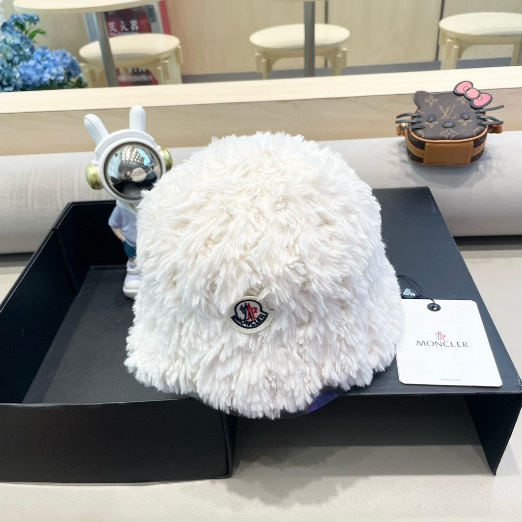MONCLER BUCKET HAT IN WHITE FLEECE 435040
