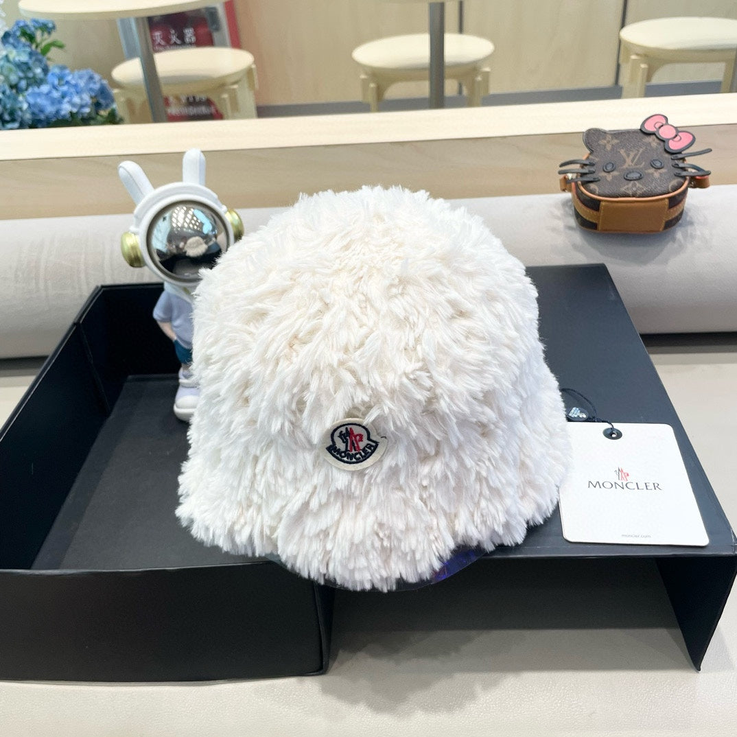 MONCLER BUCKET HAT IN WHITE FLEECE 435040