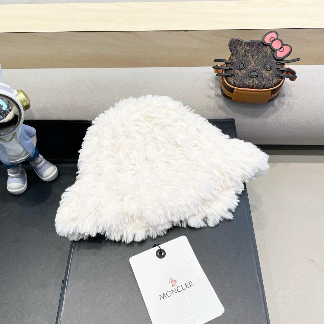MONCLER BUCKET HAT IN WHITE FLEECE 435040
