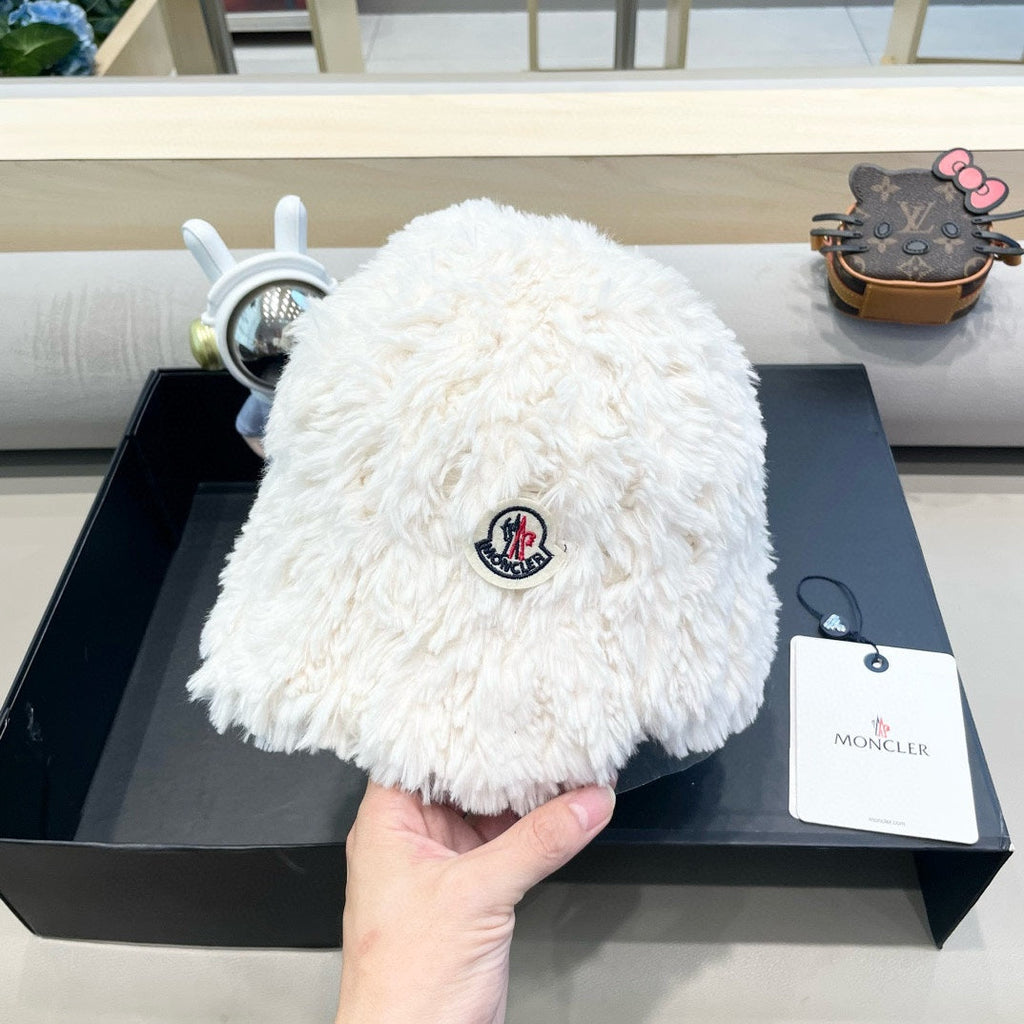 MONCLER BUCKET HAT IN WHITE FLEECE 435040