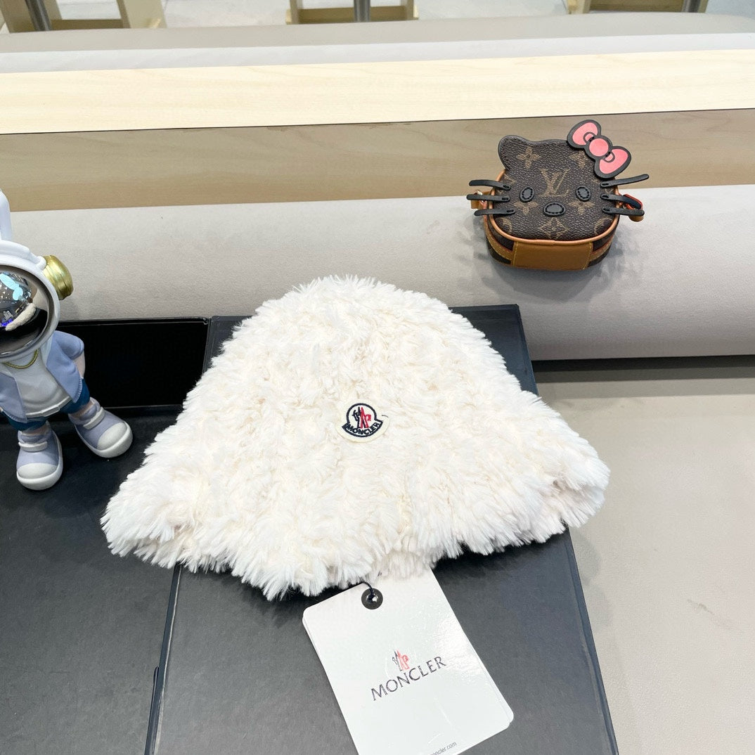 MONCLER BUCKET HAT IN WHITE FLEECE 435040