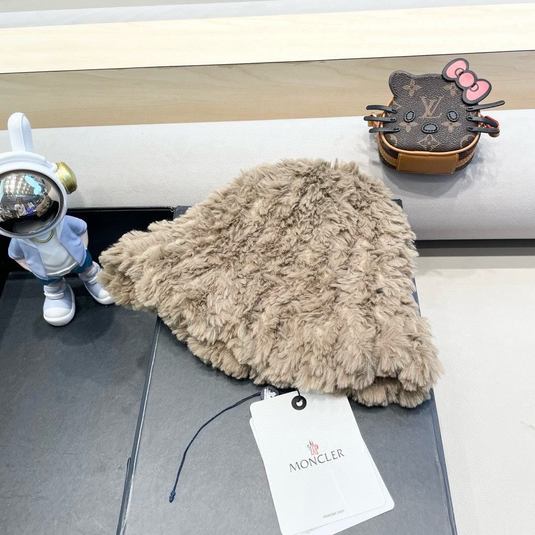 MONCLER BUCKET HAT IN PEANUT BROWN FLEECE 435042