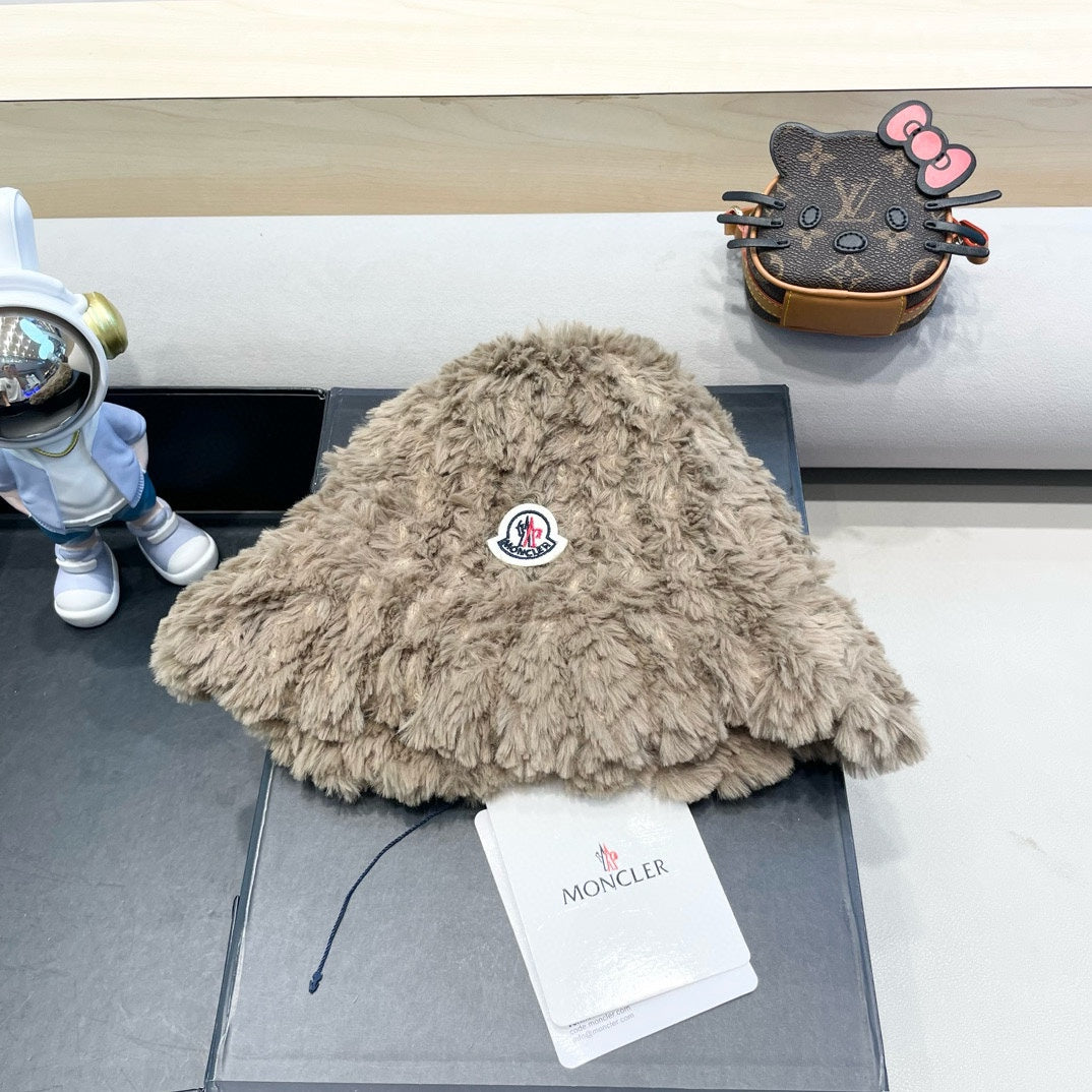 MONCLER BUCKET HAT IN PEANUT BROWN FLEECE 435042