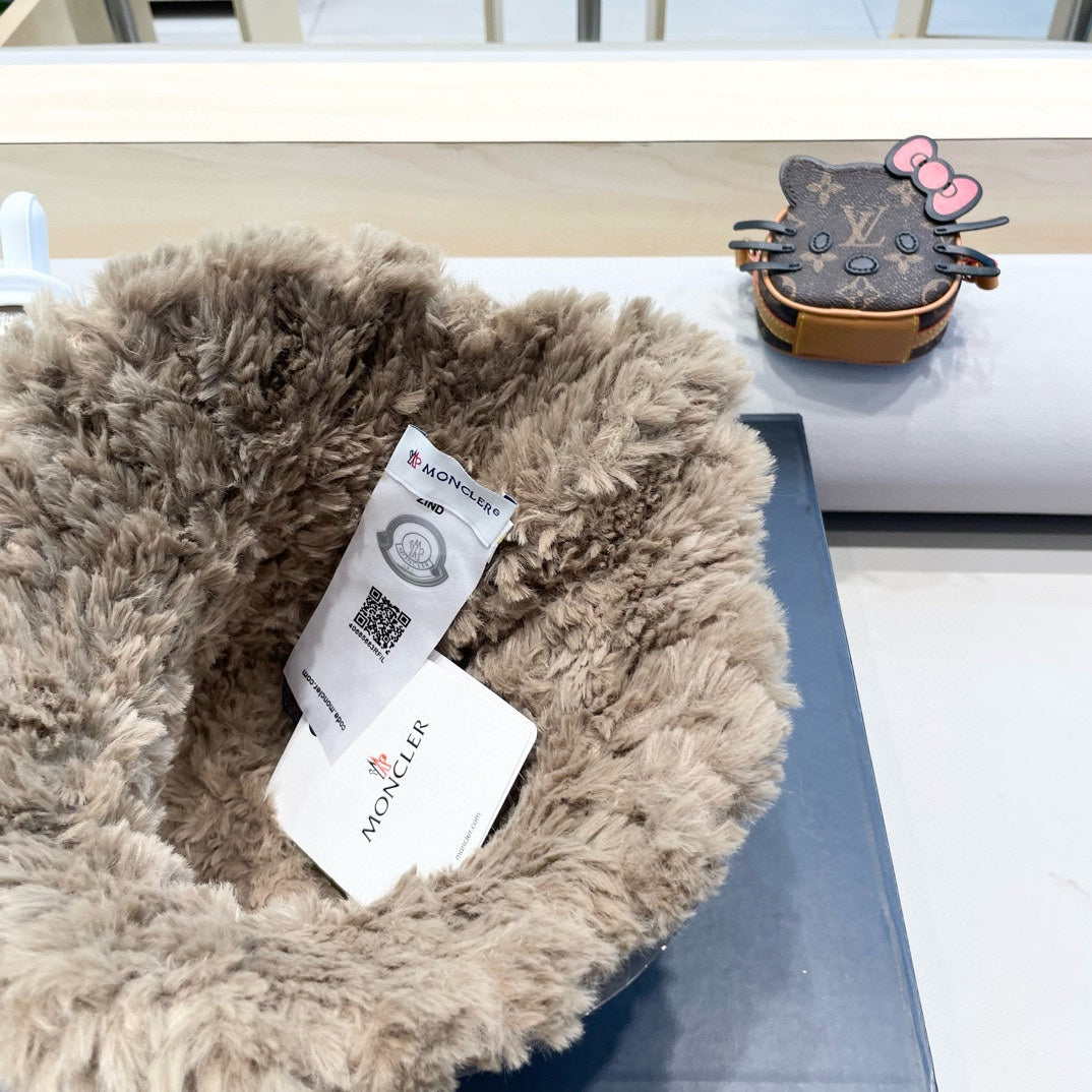 MONCLER BUCKET HAT IN PEANUT BROWN FLEECE 435042
