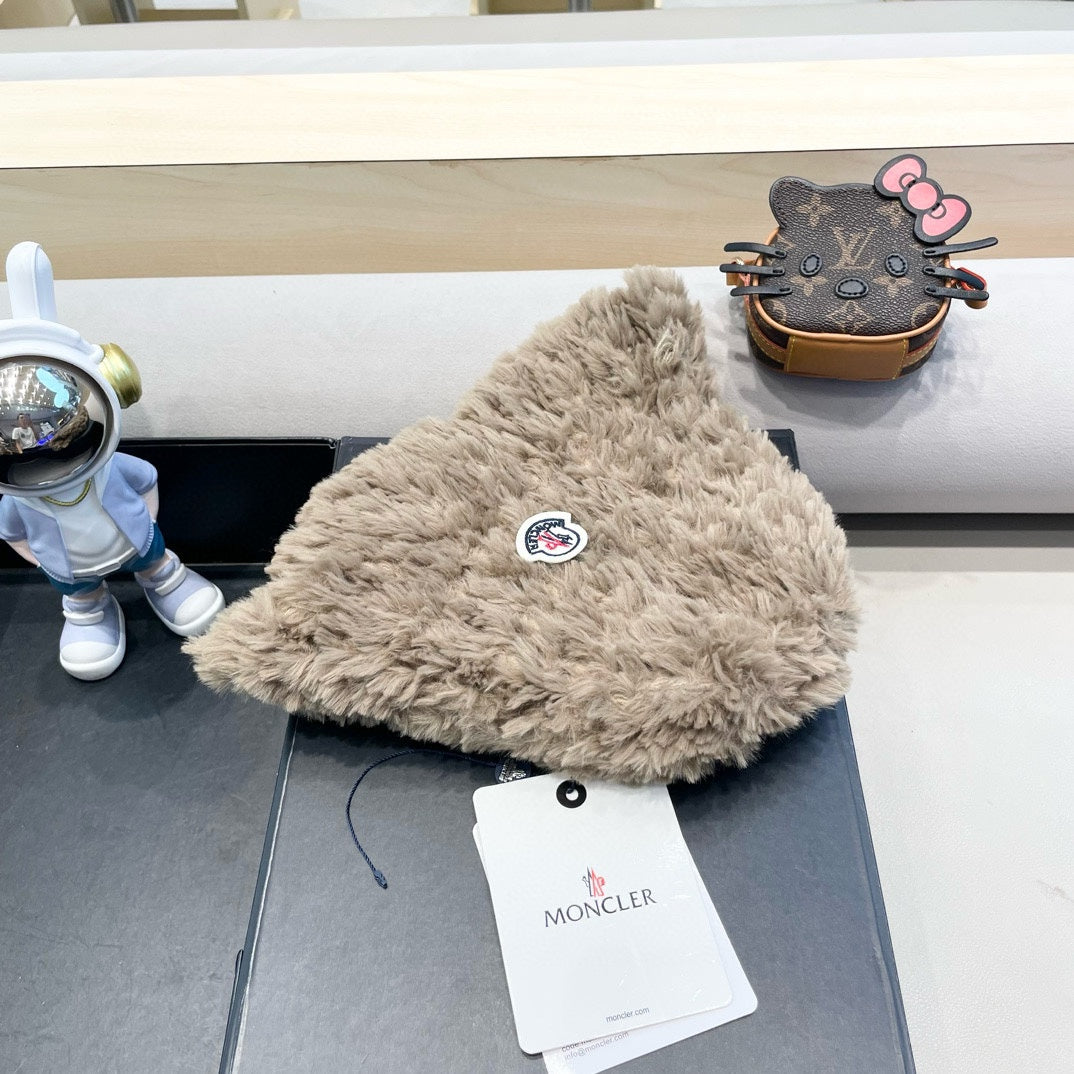 MONCLER BUCKET HAT IN PEANUT BROWN FLEECE 435042