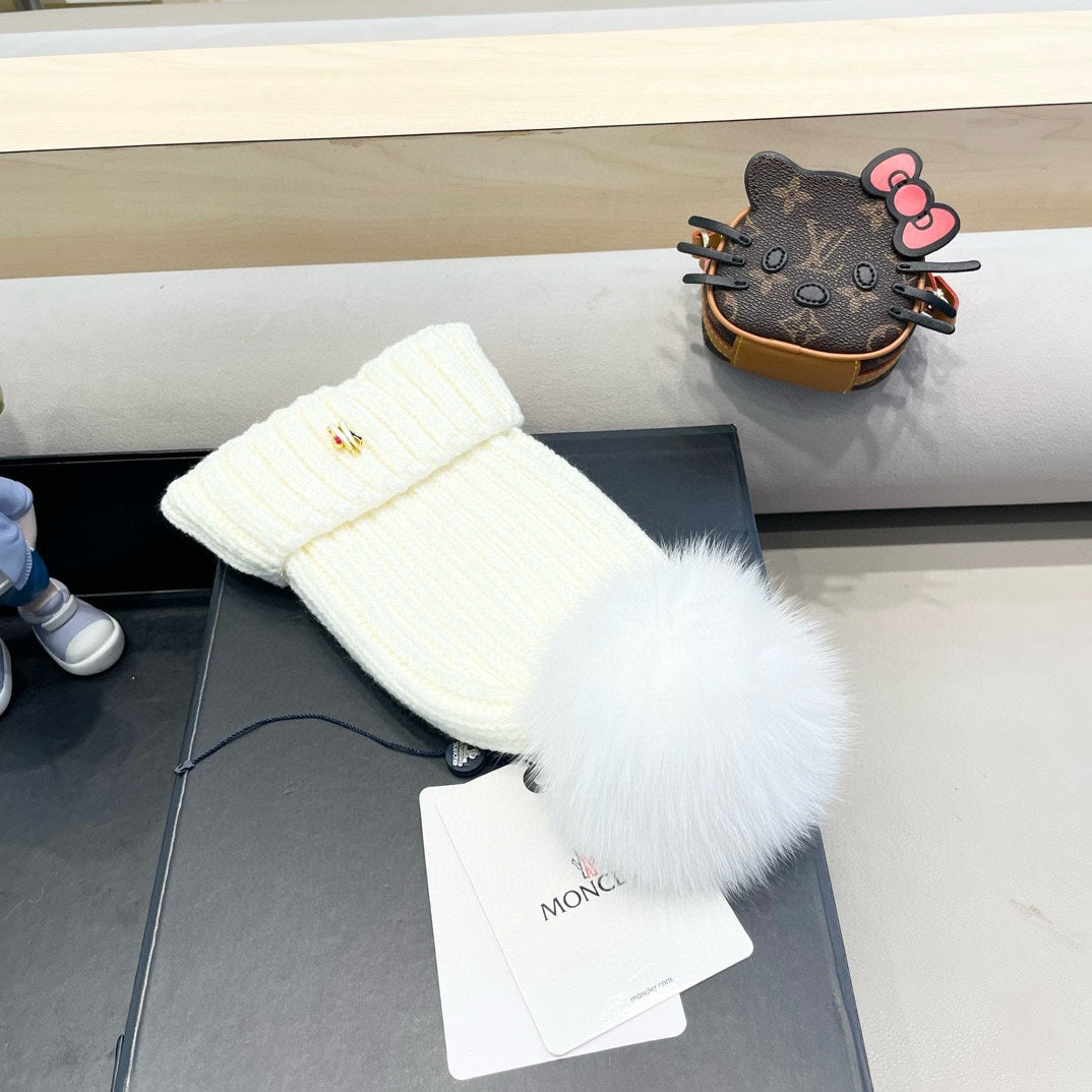 MONCLER WOOL BEANIE WITH POM POM WHITE 435046