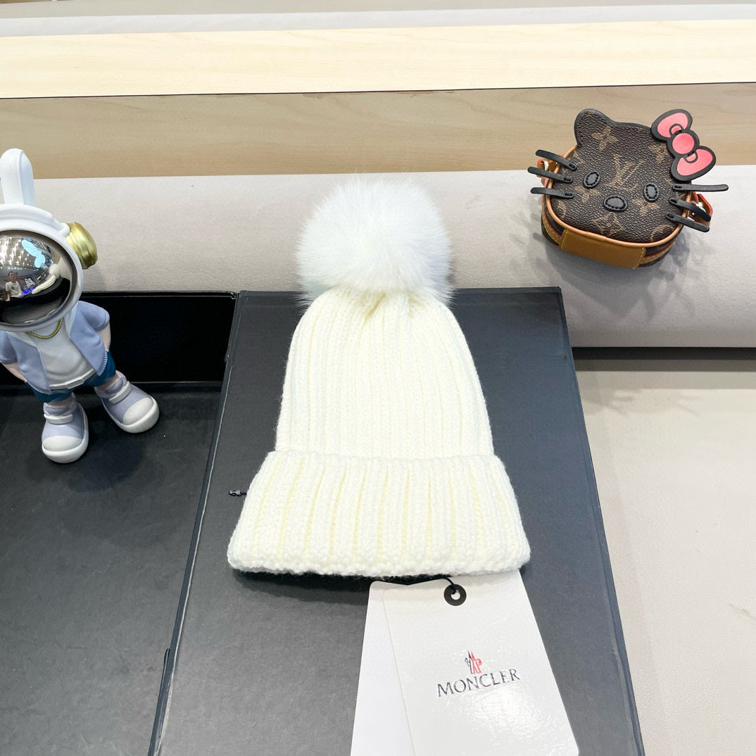 MONCLER WOOL BEANIE WITH POM POM WHITE 435046