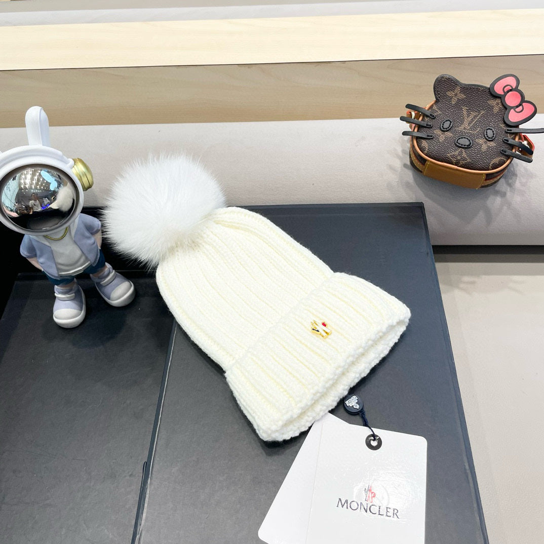 MONCLER WOOL BEANIE WITH POM POM WHITE 435046