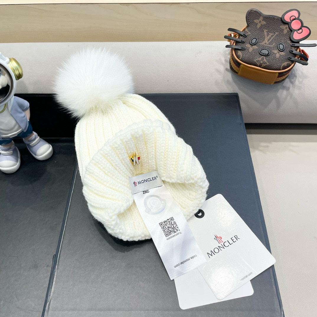 MONCLER WOOL BEANIE WITH POM POM WHITE 435046