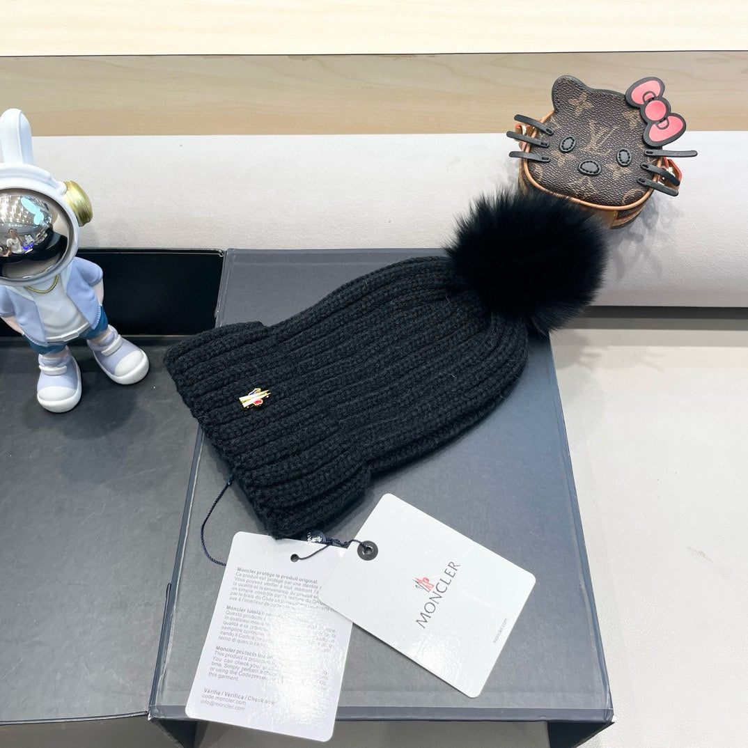 MONCLER WOOL BEANIE WITH POM POM BLACK 435049