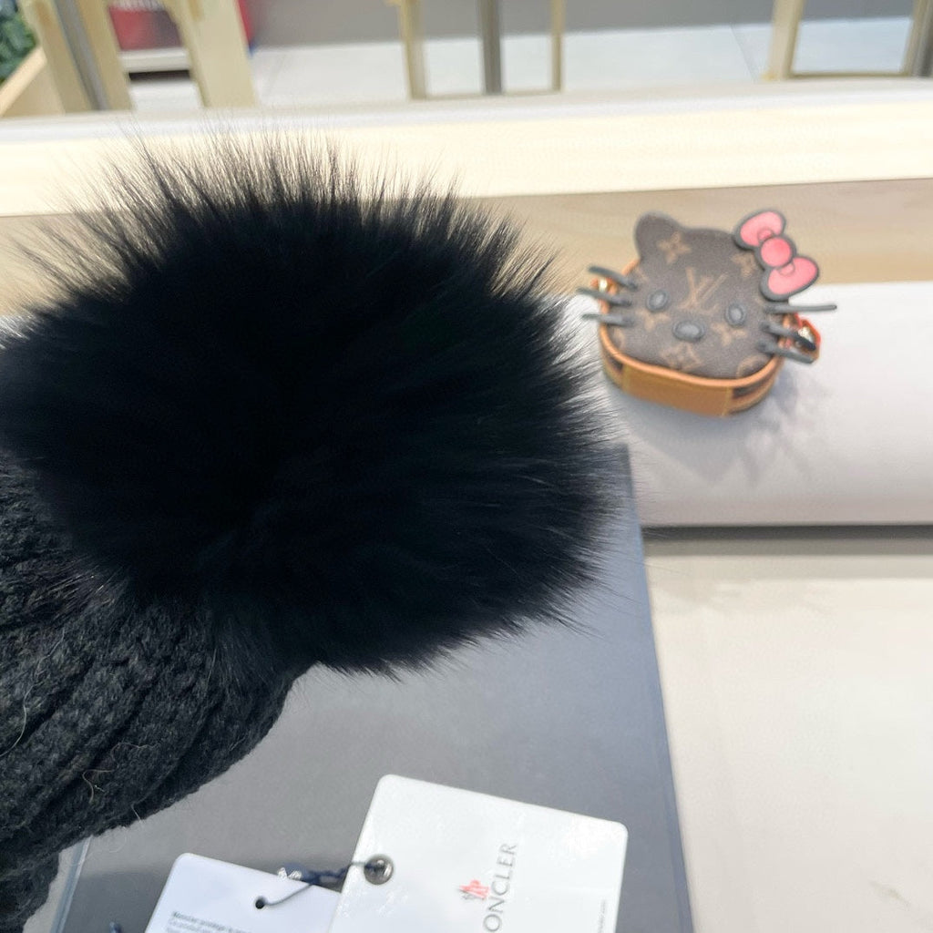 MONCLER WOOL BEANIE WITH POM POM BLACK 435049