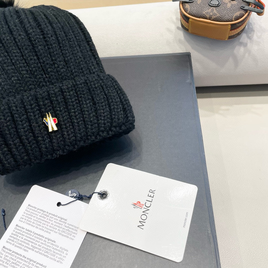 MONCLER WOOL BEANIE WITH POM POM BLACK 435049