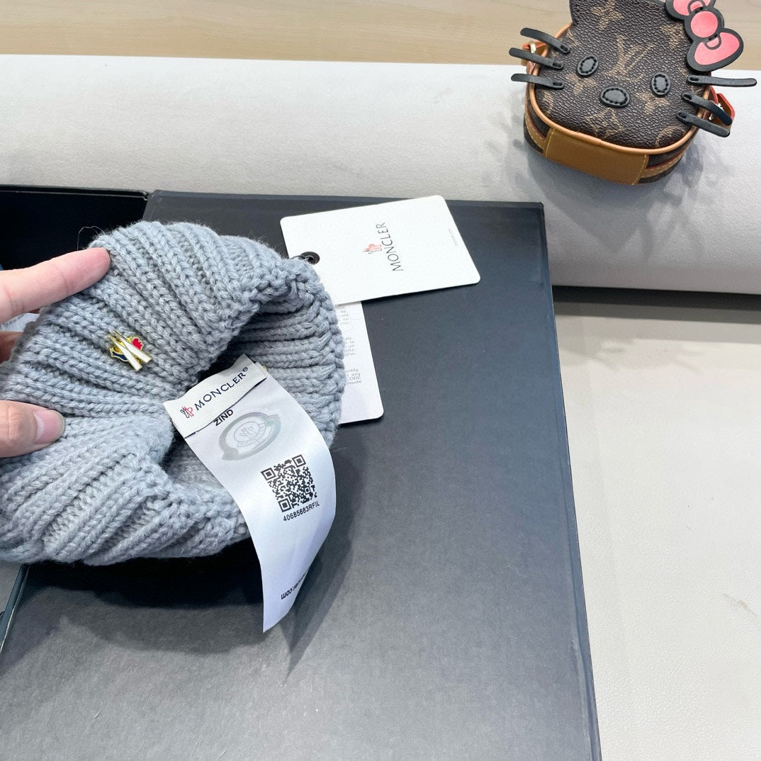 MONCLER WOOL BEANIE WITH POM POM LIGHT GRAY 435050