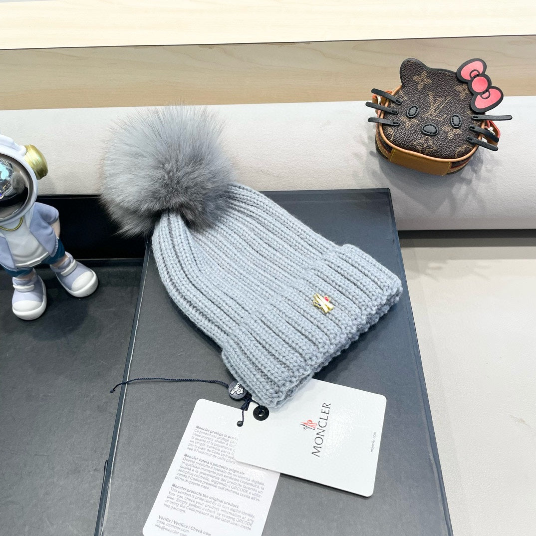 MONCLER WOOL BEANIE WITH POM POM LIGHT GRAY 435050