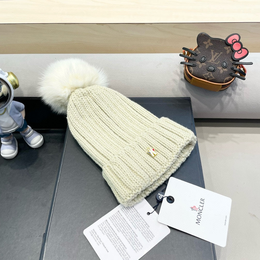 MONCLER WOOL BEANIE WITH POM POM BEIGE 435048