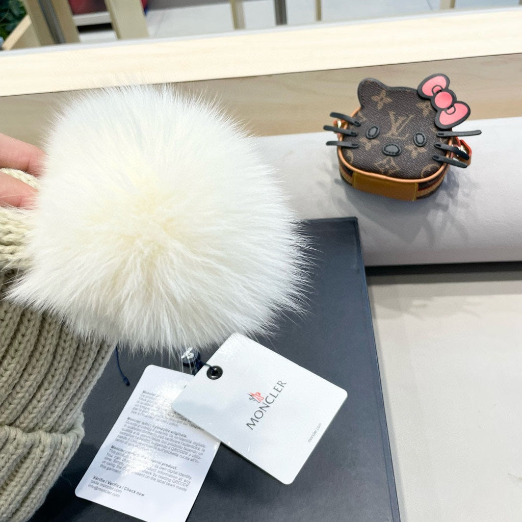 MONCLER WOOL BEANIE WITH POM POM BEIGE 435048
