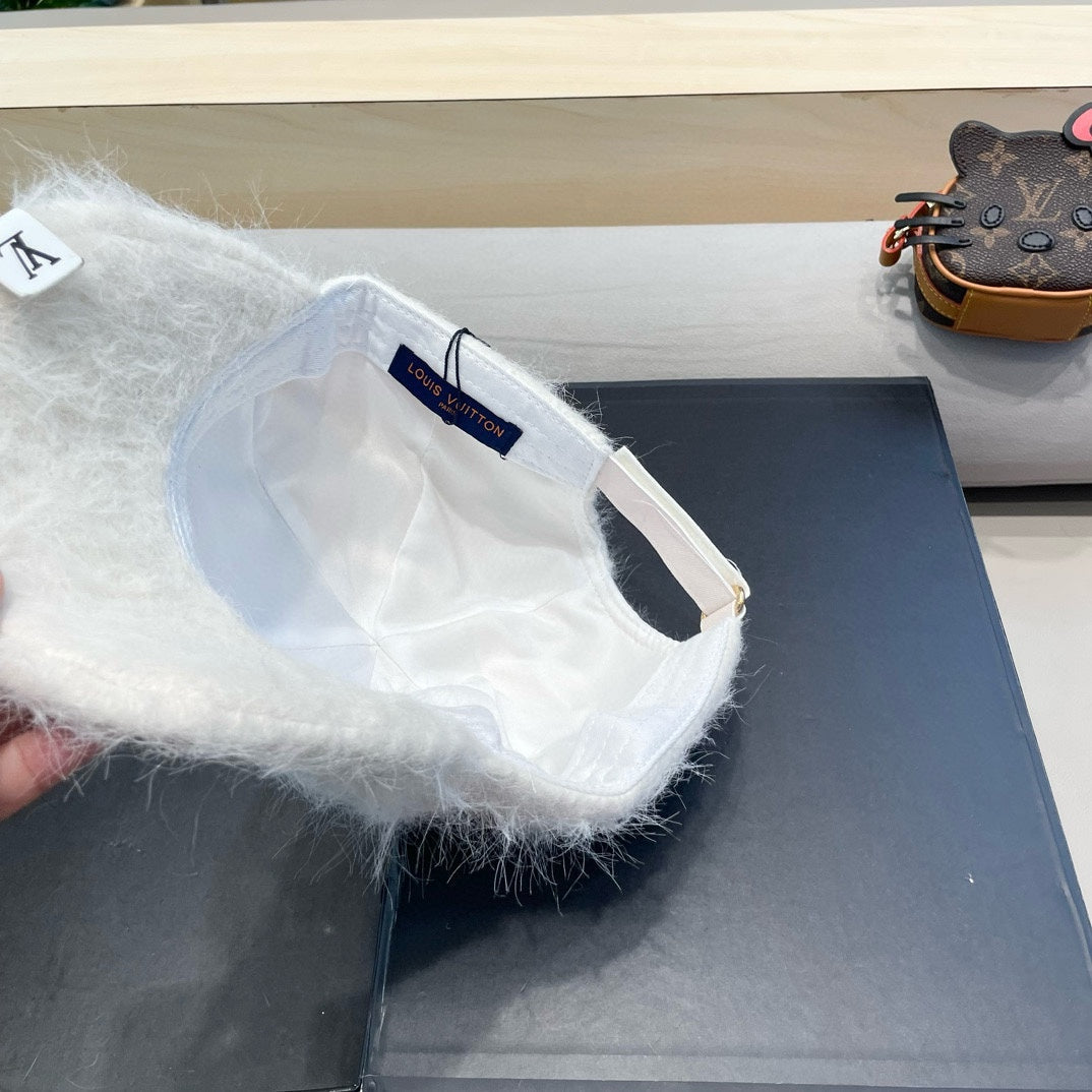 LOUIS VUITTON BASEBALL CAP IN WHITE RABBIT FUR 434935
