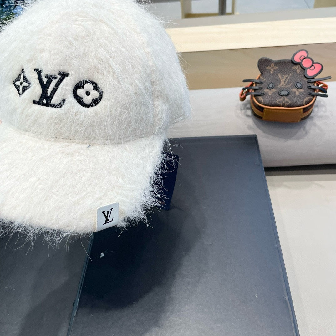 LOUIS VUITTON BASEBALL CAP IN WHITE RABBIT FUR 434935