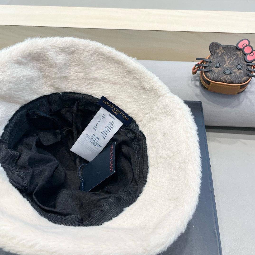 LOUIS VUITTON BUCKET HAT IN WHITE  WOOL AND LAMB FUR 434940