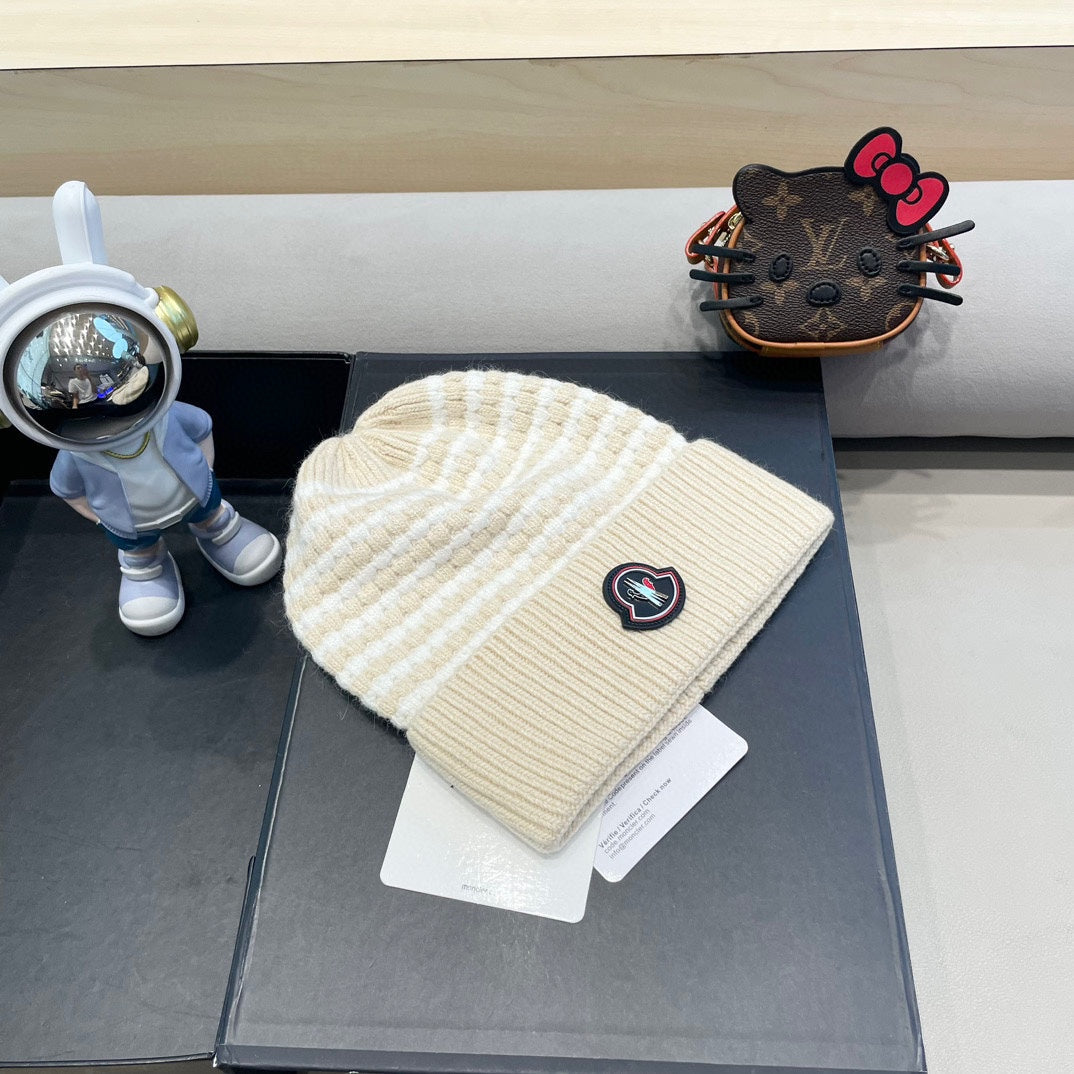 MONCLER BEANIE HAT IN STELL BISQUE BEIGE MIX WHITE CASHMERE 436731