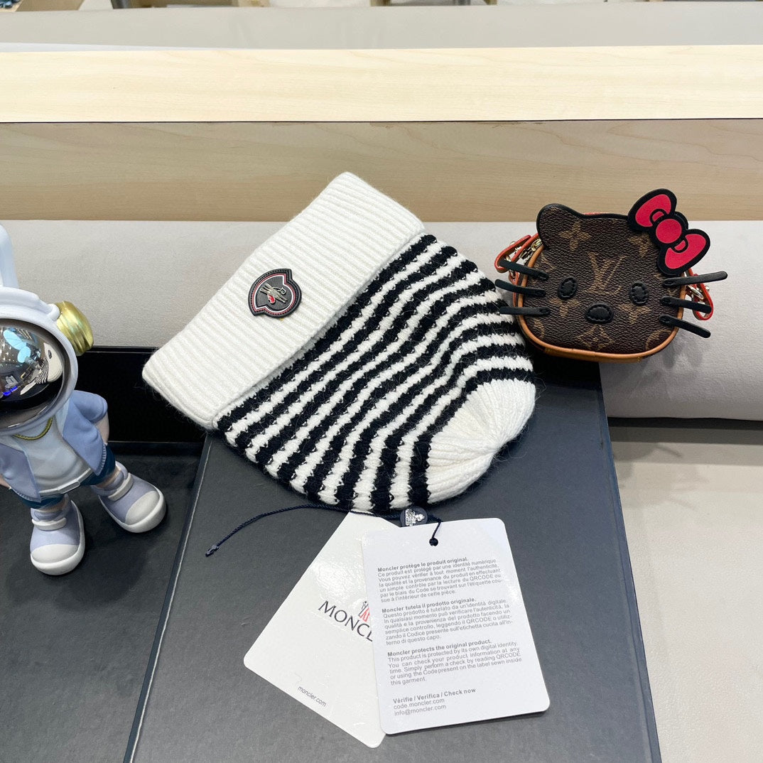 MONCLER BEANIE HAT IN WHITE MIX BLACK CASHMERE 436733
