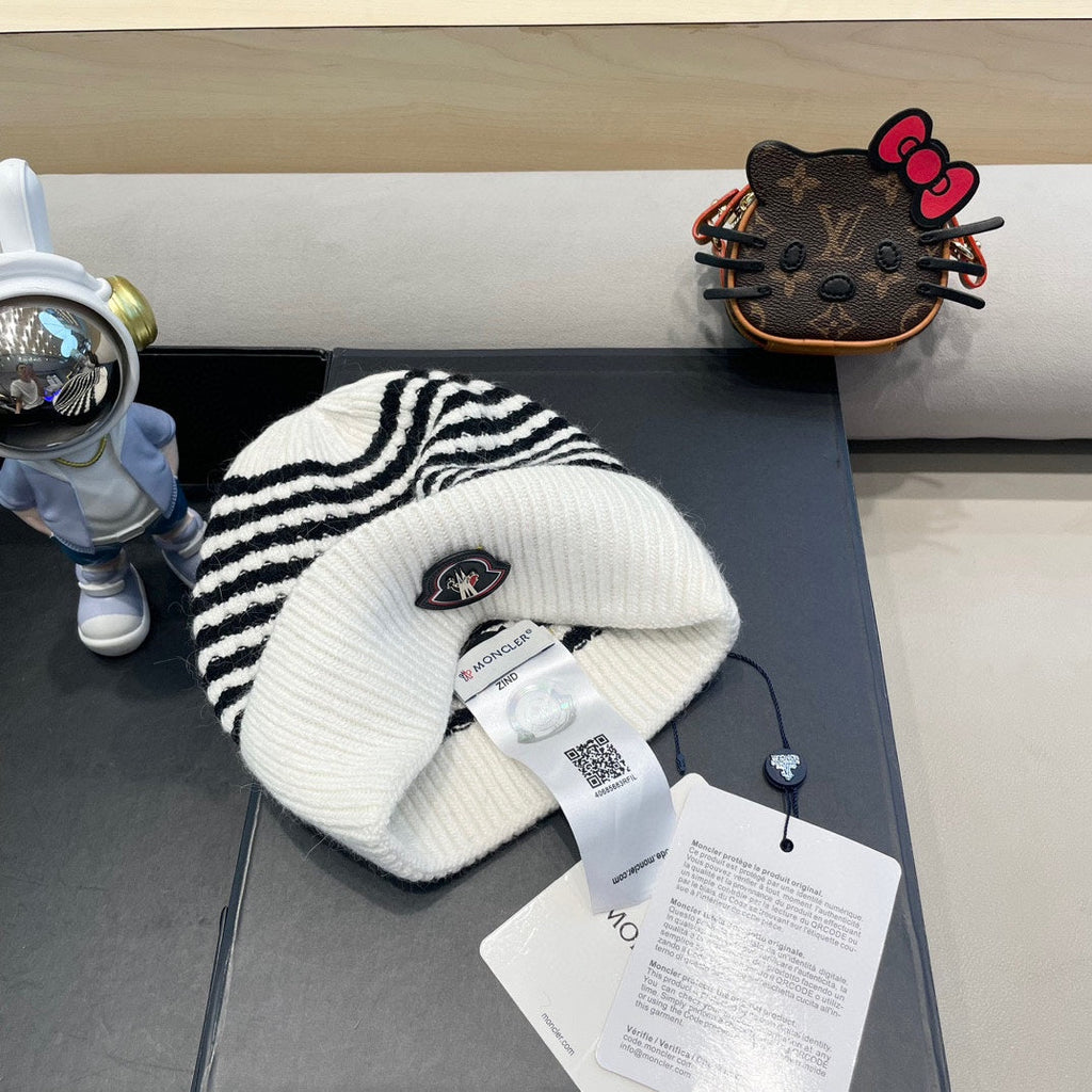 MONCLER BEANIE HAT IN WHITE MIX BLACK CASHMERE 436733
