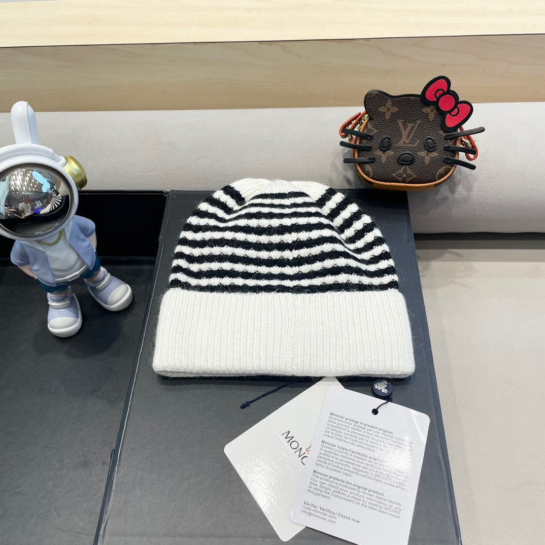 MONCLER BEANIE HAT IN WHITE MIX BLACK CASHMERE 436733