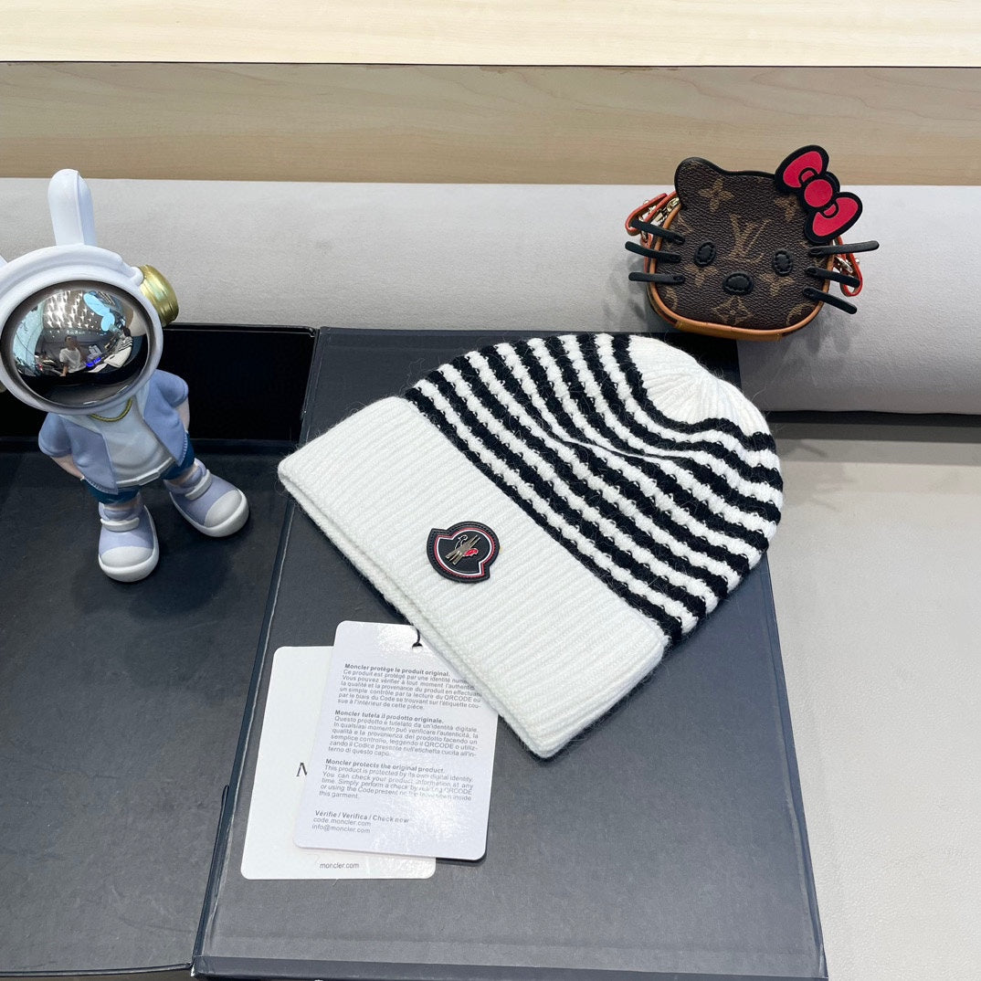 MONCLER BEANIE HAT IN WHITE MIX BLACK CASHMERE 436733