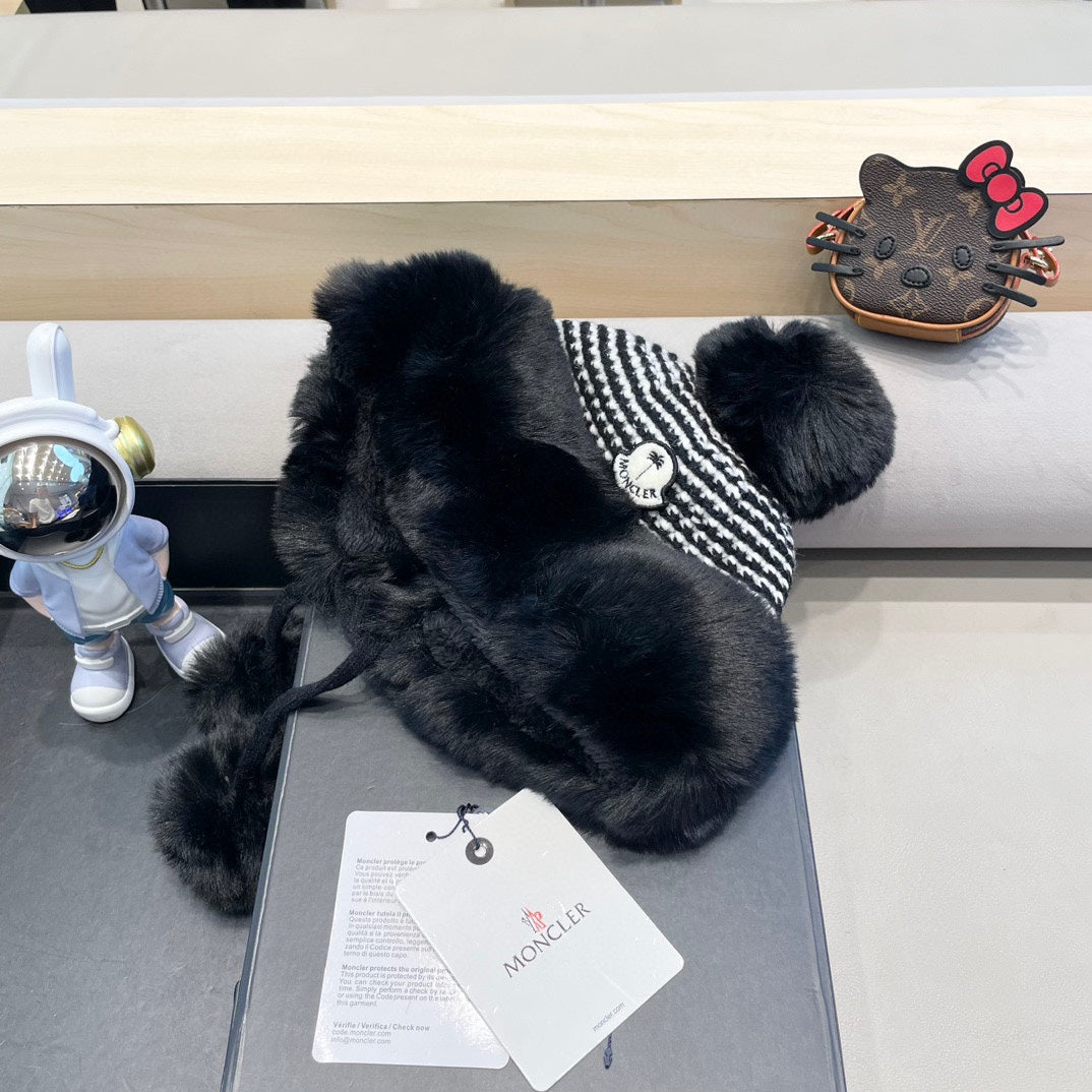 MONCLER BEANIE HAT IN BLACK WOOL AND FLEECE 436748
