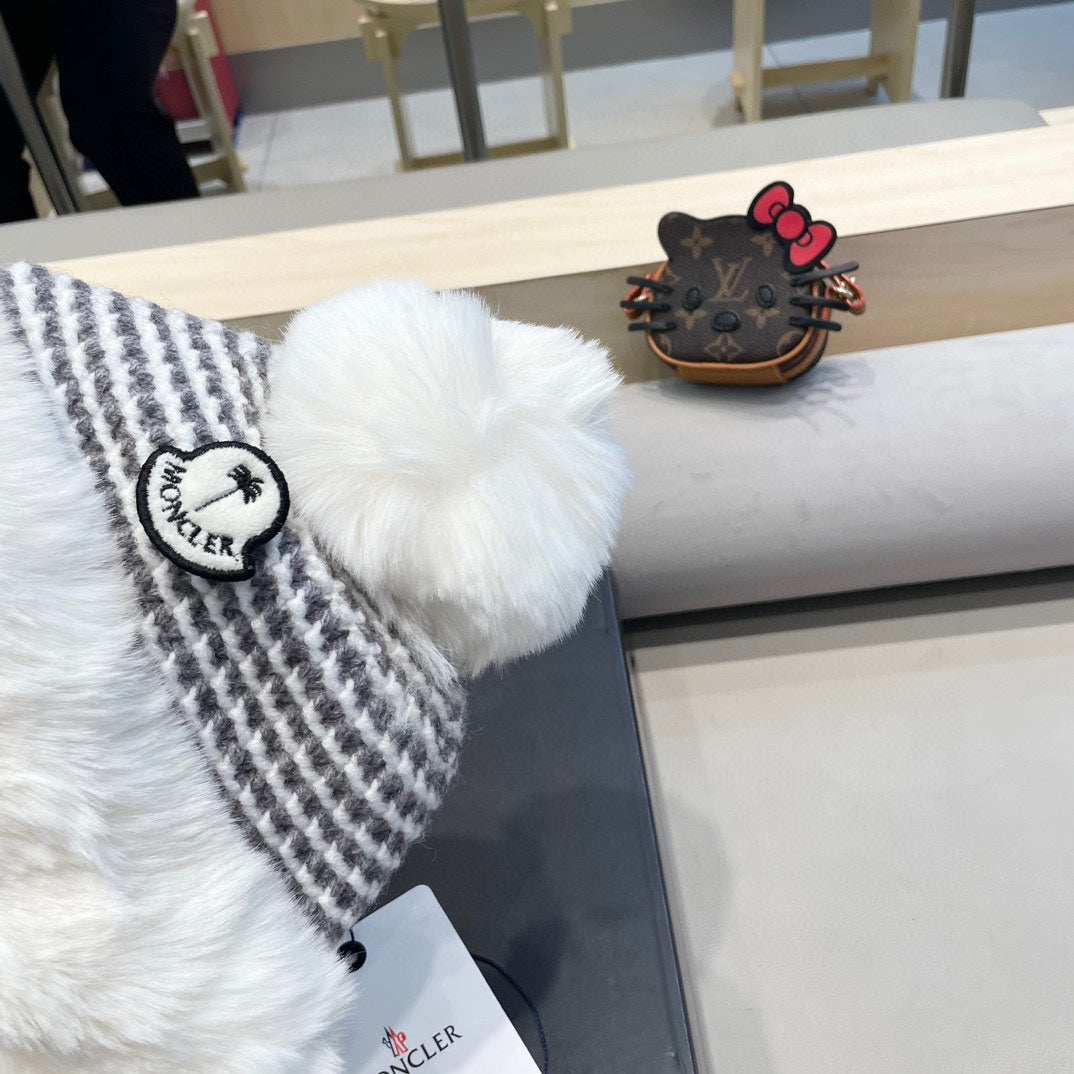 MONCLER BEANIE HAT IN WHITE WOOL AND FLEECE 436749