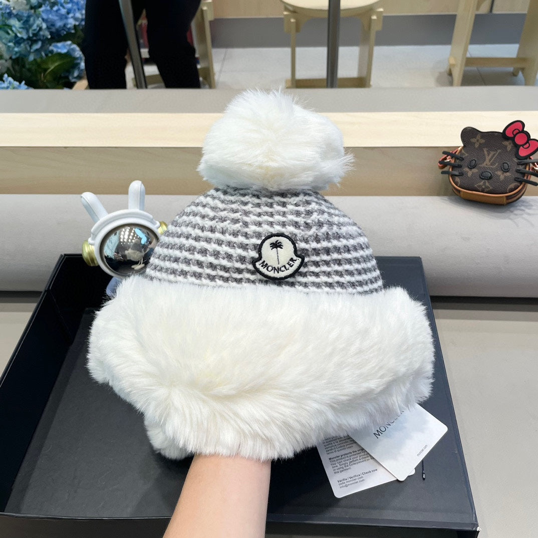 MONCLER BEANIE HAT IN WHITE WOOL AND FLEECE 436749