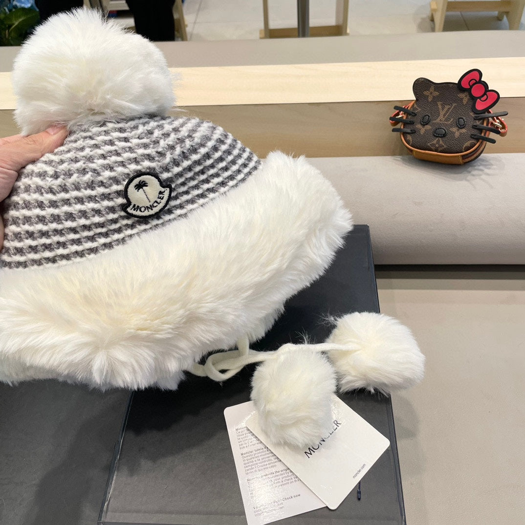 MONCLER BEANIE HAT IN WHITE WOOL AND FLEECE 436749