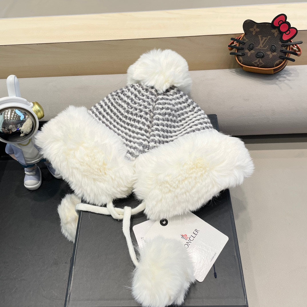 MONCLER BEANIE HAT IN WHITE WOOL AND FLEECE 436749