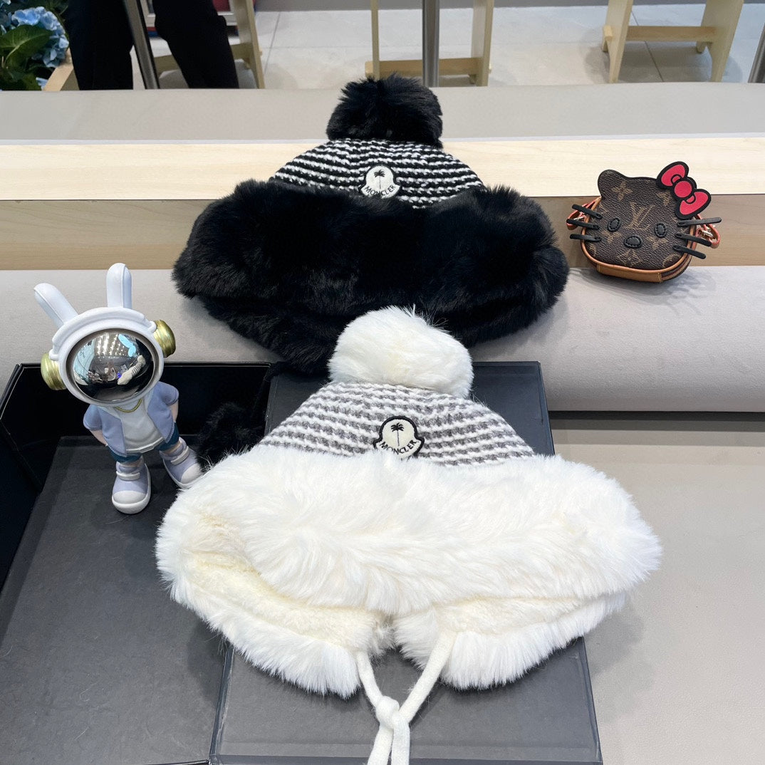MONCLER BEANIE HAT IN WHITE WOOL AND FLEECE 436749