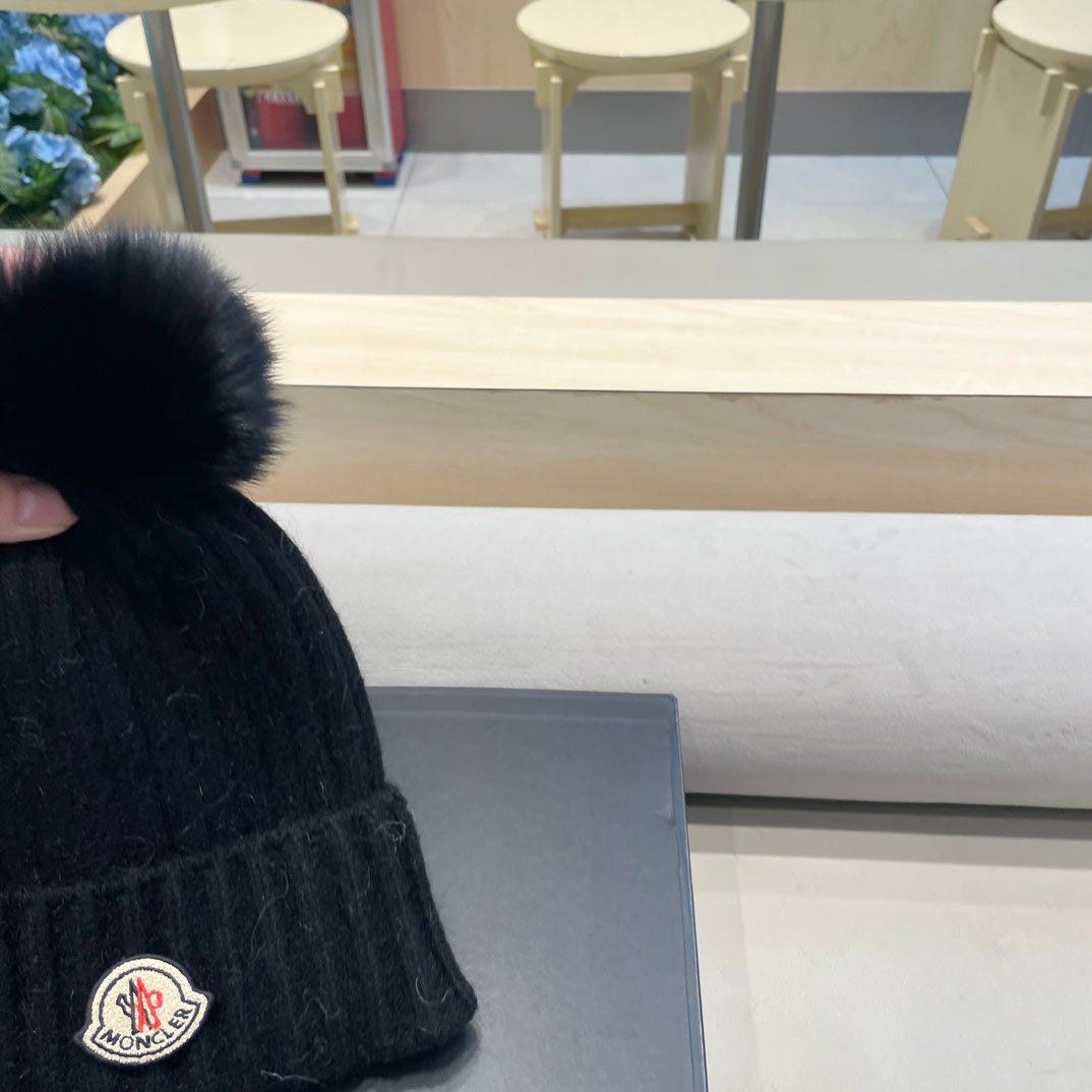 MONCLER BEANIE HAT IN BLACK WOOL WITH POM POM 438105