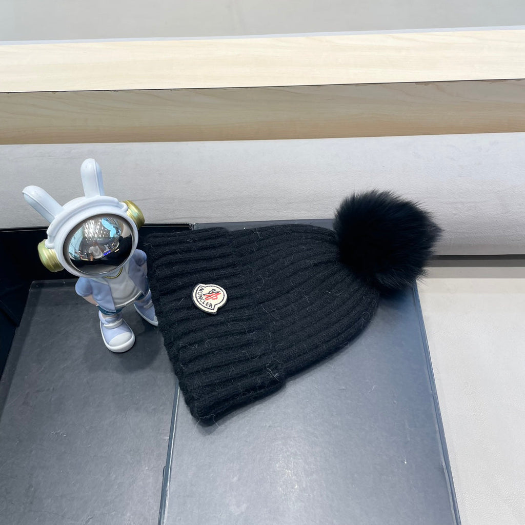 MONCLER BEANIE HAT IN BLACK WOOL WITH POM POM 438105