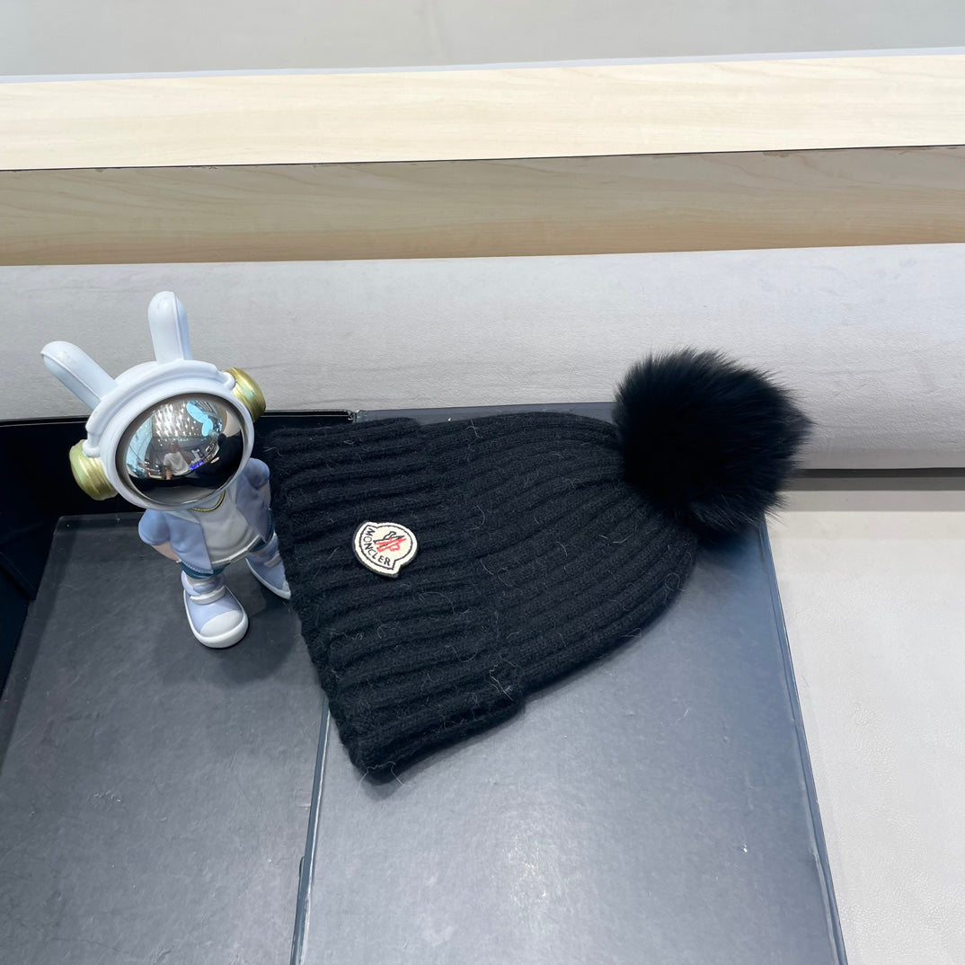 MONCLER BEANIE HAT IN BLACK WOOL WITH POM POM 438105