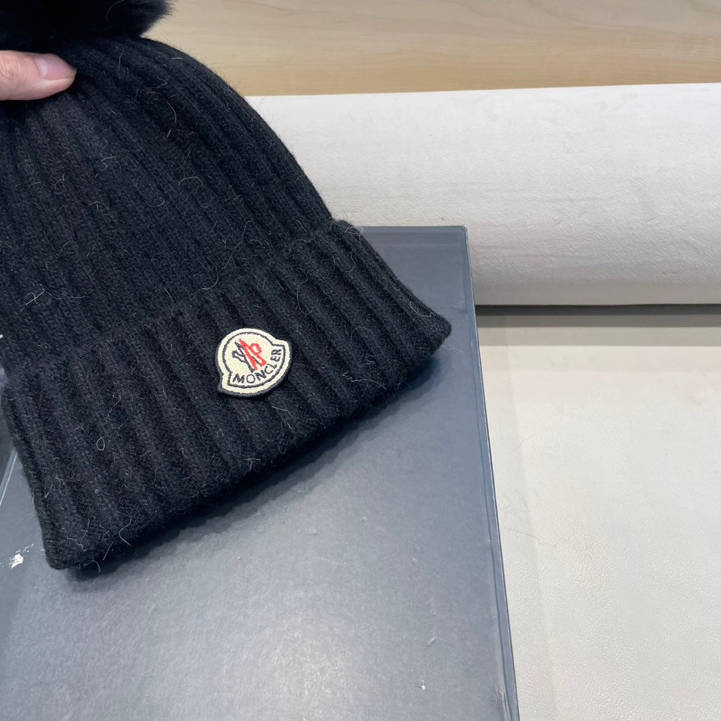MONCLER BEANIE HAT IN BLACK WOOL WITH POM POM 438105
