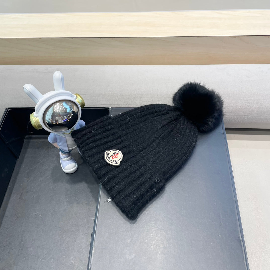 MONCLER BEANIE HAT IN BLACK WOOL WITH POM POM 438105