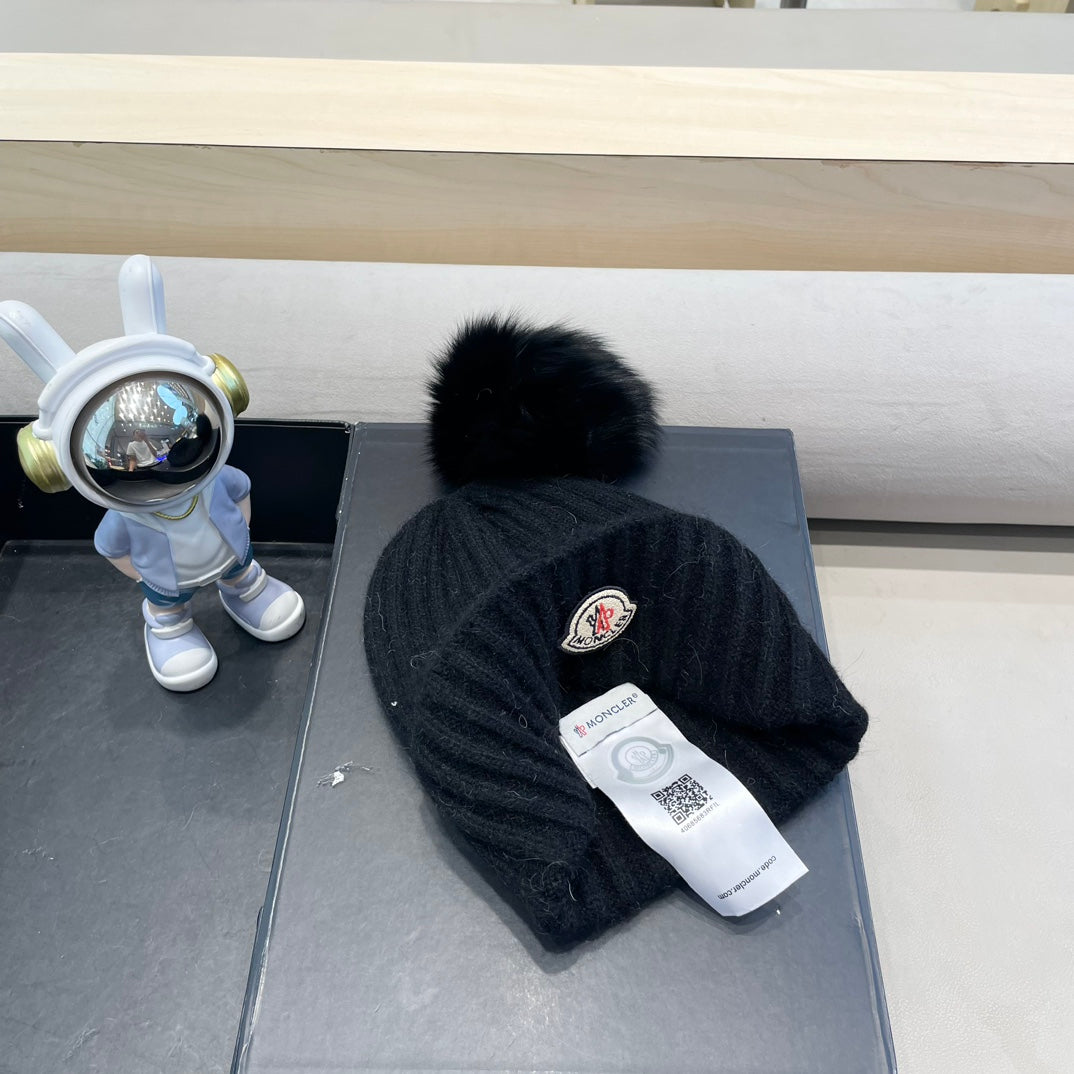 MONCLER BEANIE HAT IN BLACK WOOL WITH POM POM 438105