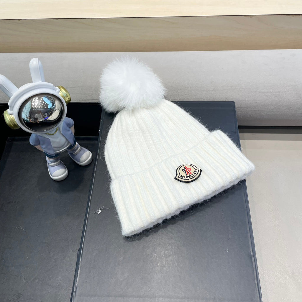 MONCLER BEANIE HAT IN WHITE WOOL WITH POM POM 438106