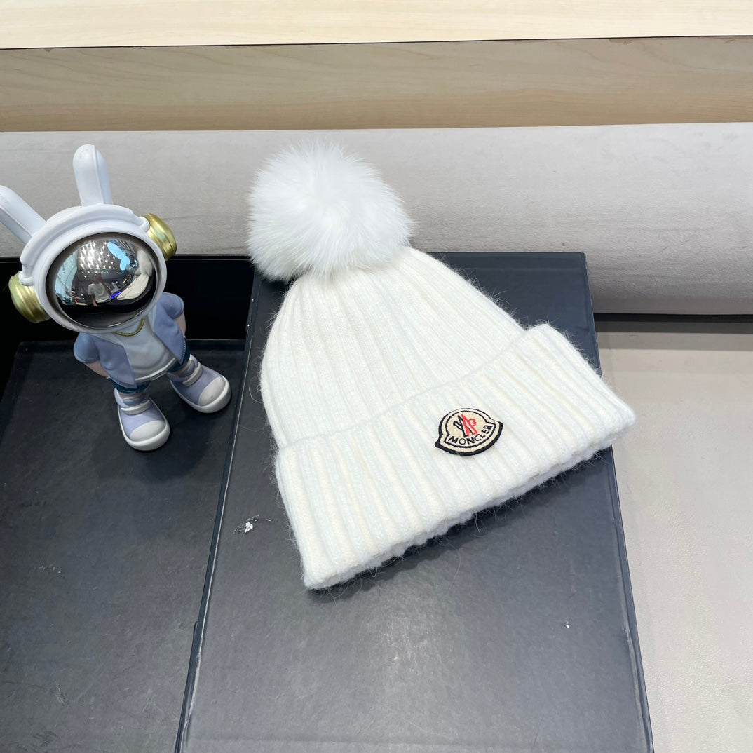 MONCLER BEANIE HAT IN WHITE WOOL WITH POM POM 438106