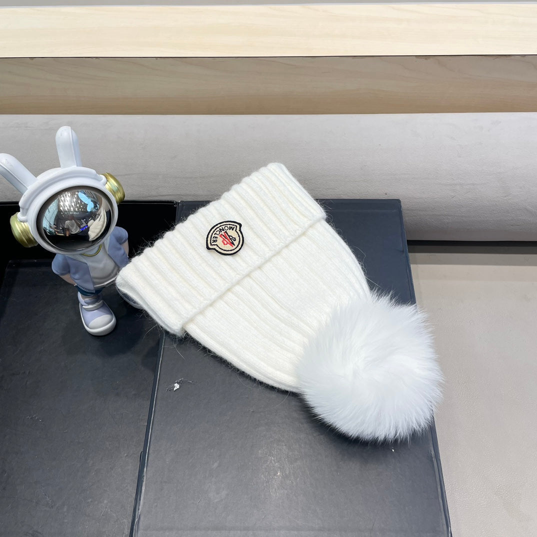 MONCLER BEANIE HAT IN WHITE WOOL WITH POM POM 438106