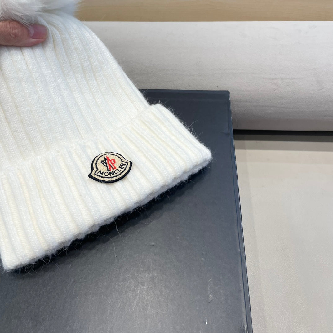 MONCLER BEANIE HAT IN WHITE WOOL WITH POM POM 438106