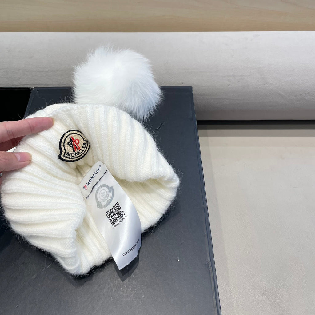 MONCLER BEANIE HAT IN WHITE WOOL WITH POM POM 438106