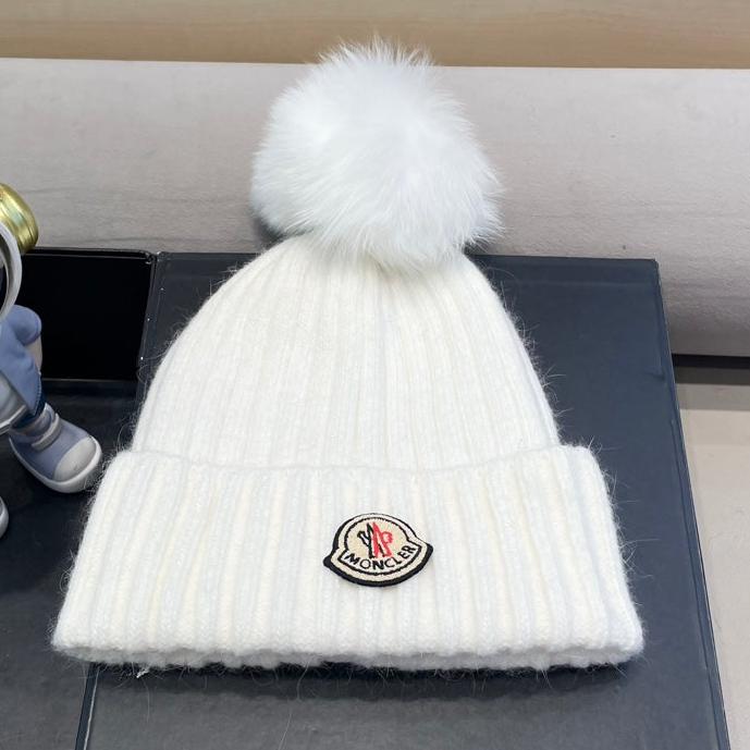 MONCLER BEANIE HAT IN WHITE WOOL WITH POM POM 438106