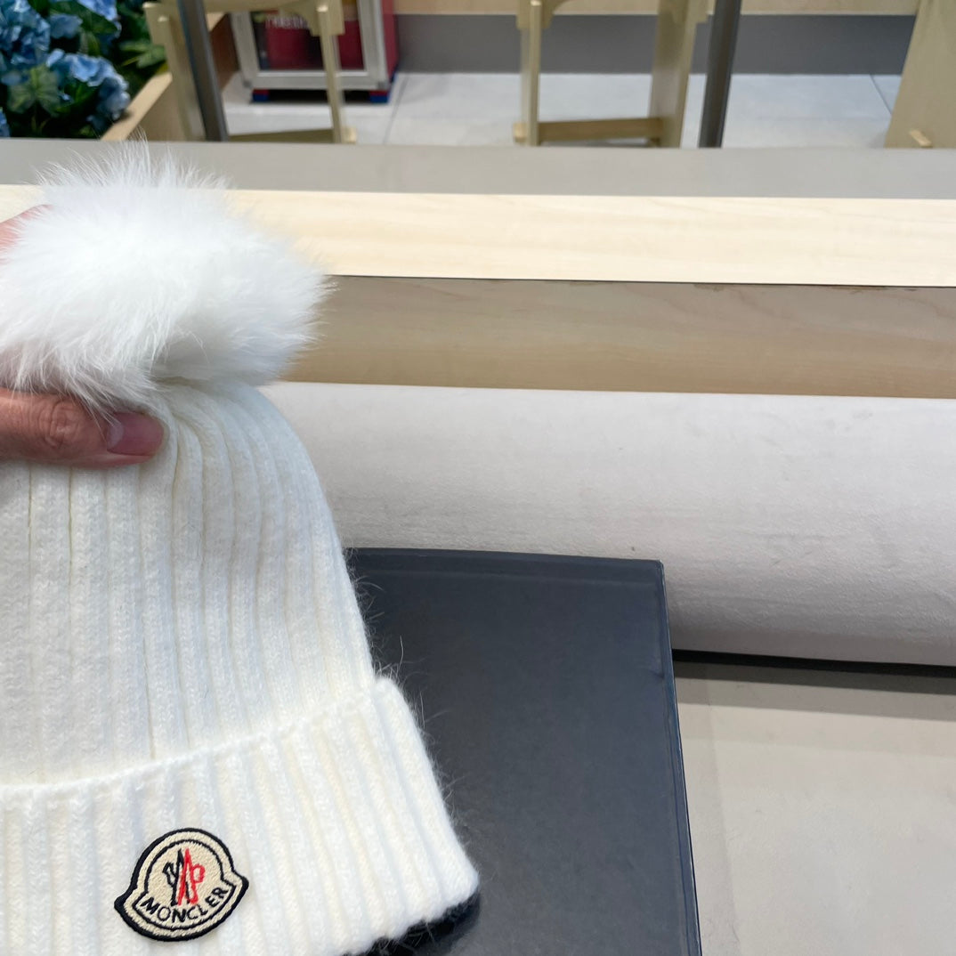 MONCLER BEANIE HAT IN WHITE WOOL WITH POM POM 438106