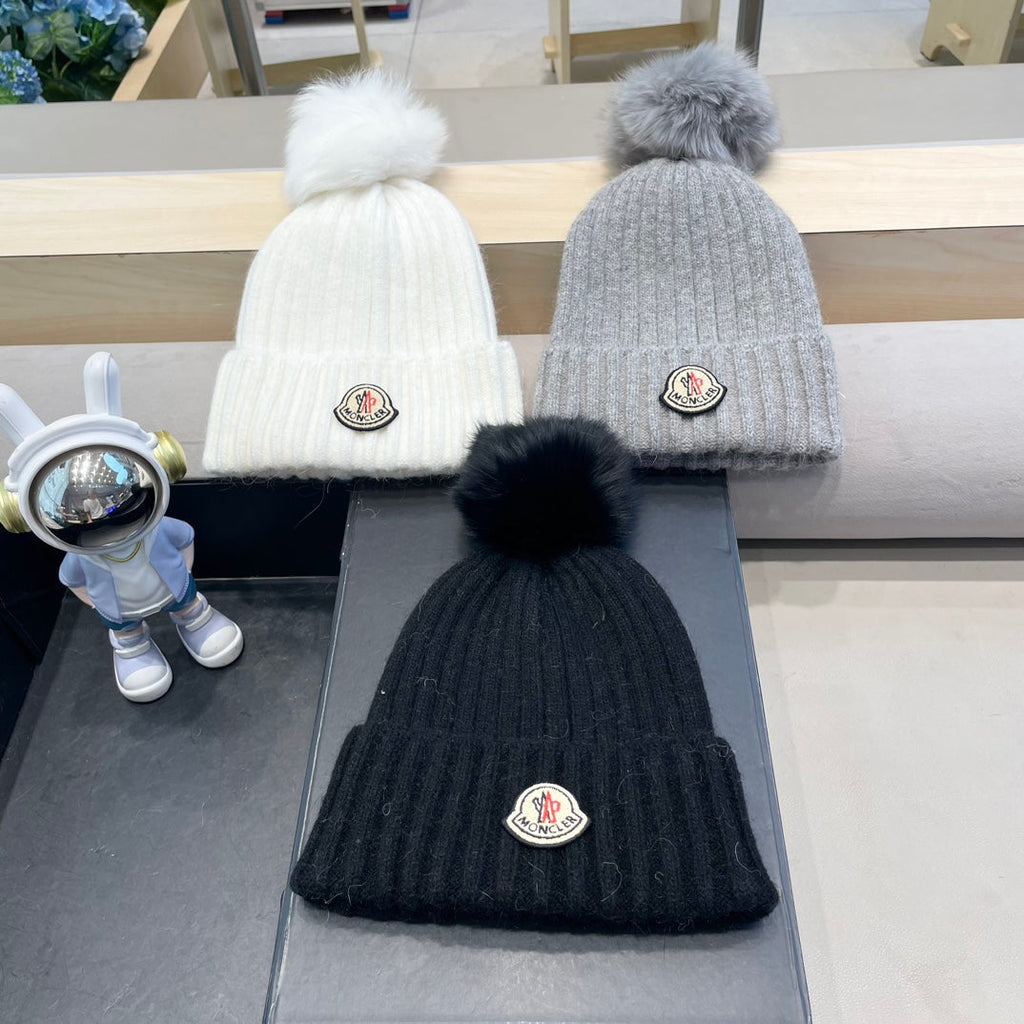 MONCLER BEANIE HAT IN WHITE WOOL WITH POM POM 438106